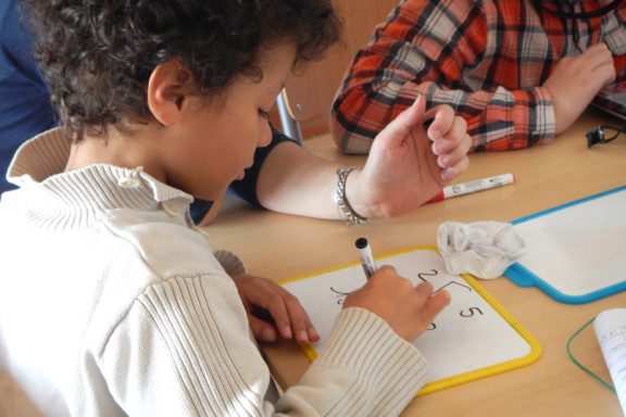 Un enfant fait des mathématiques